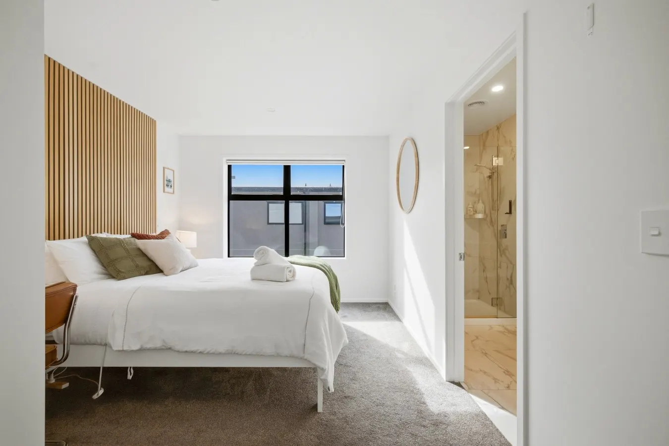 * Rest Easy in CBD – 2 BRM, Free Park, Fast WiFi 3