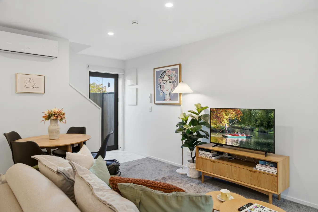 * Rest Easy in CBD – 2 BRM, Free Park, Fast WiFi 6