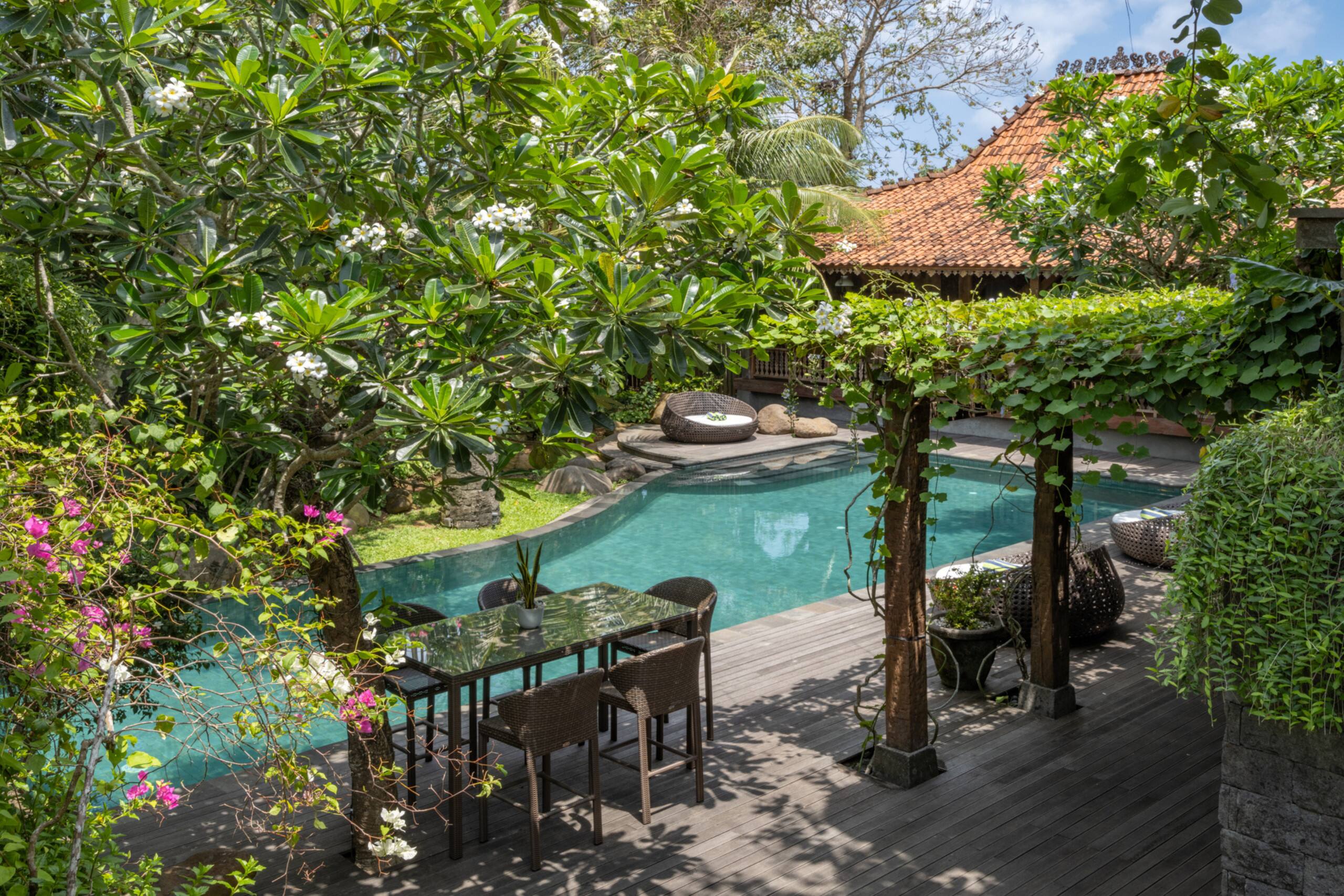 Javanese 3BR Villa in Jimbaran w/ Pool & Pavilion — photo 3