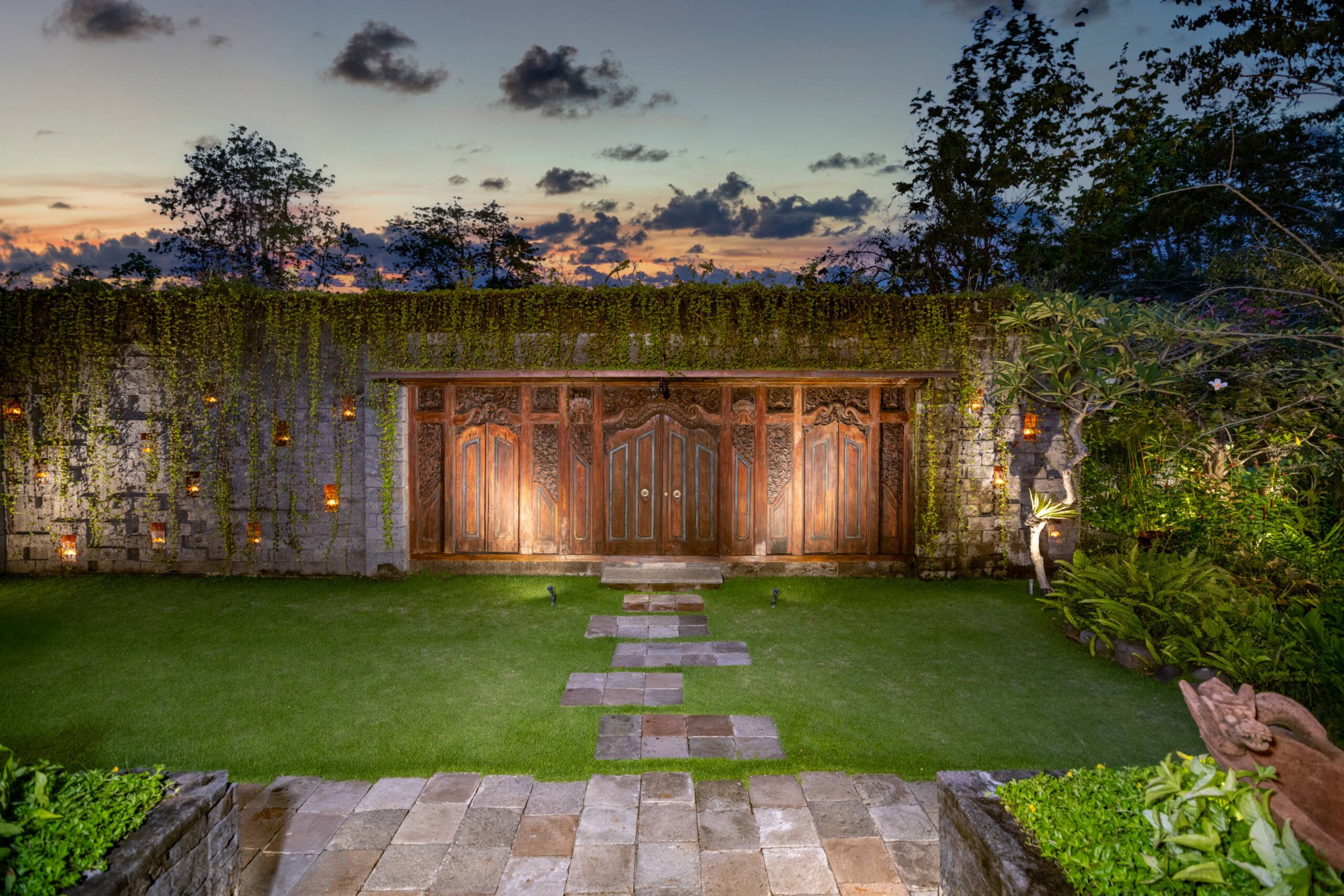 Javanese 3BR Villa in Jimbaran w/ Pool & Pavilion 8