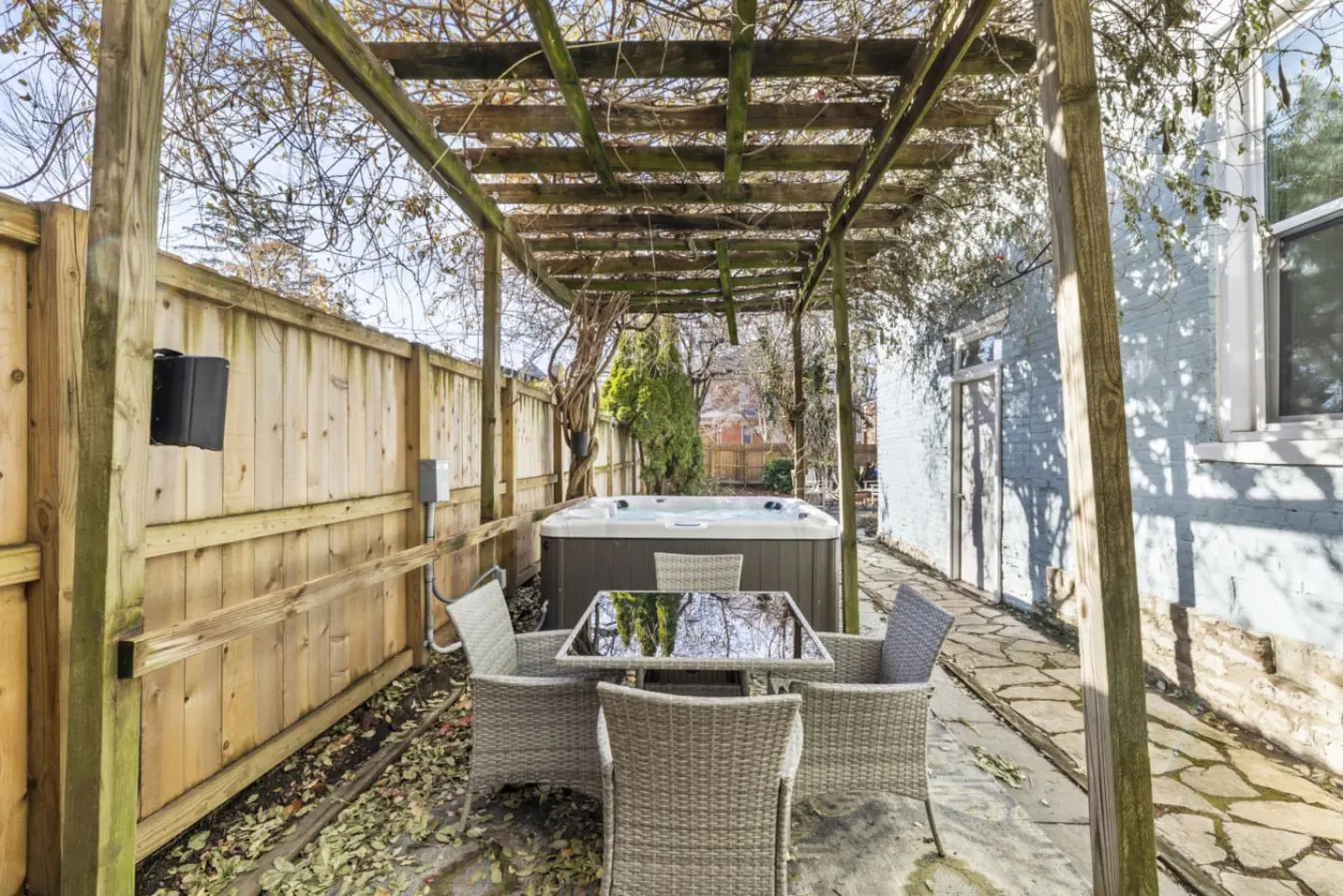 Hot Tub Hideaway w/ Crib Downtown Cbus 18