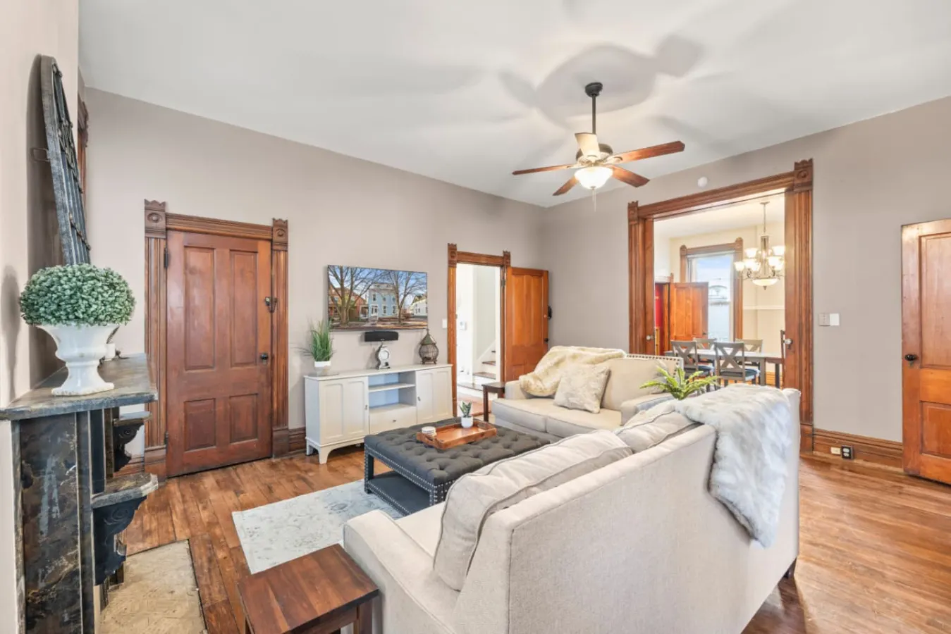 Hot Tub Hideaway w/ Crib Downtown Cbus 19