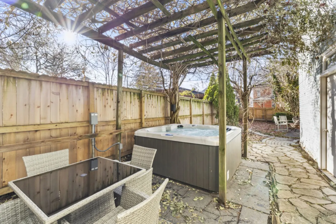 Hot Tub Hideaway w/ Crib Downtown Cbus 6