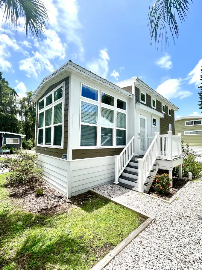 The Osprey House- Pet friendly Lakeside Tiny Home in Clermont