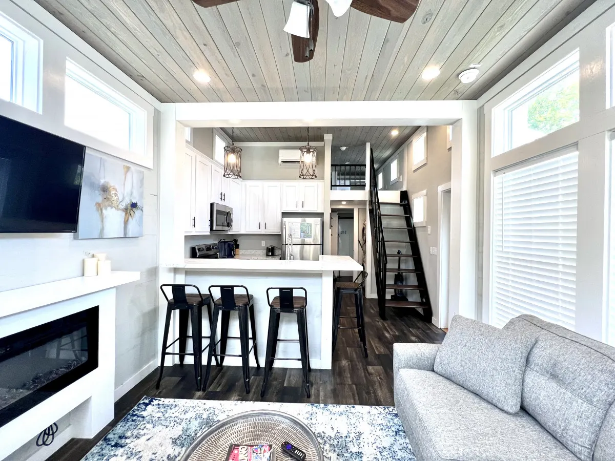 The Osprey House- Pet friendly Lakeside Tiny Home in Clermont 2
