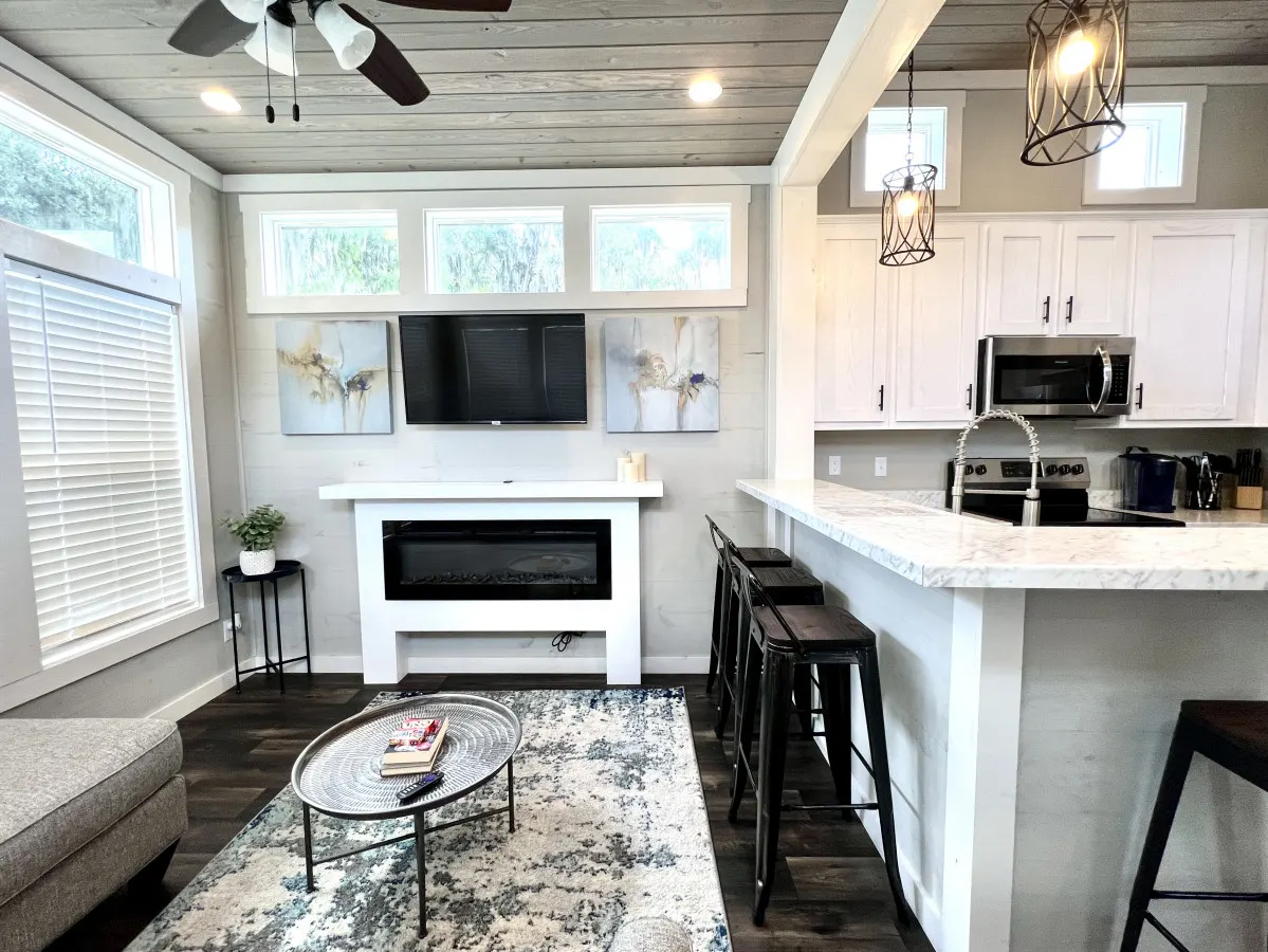 The Osprey House- Pet friendly Lakeside Tiny Home in Clermont 3