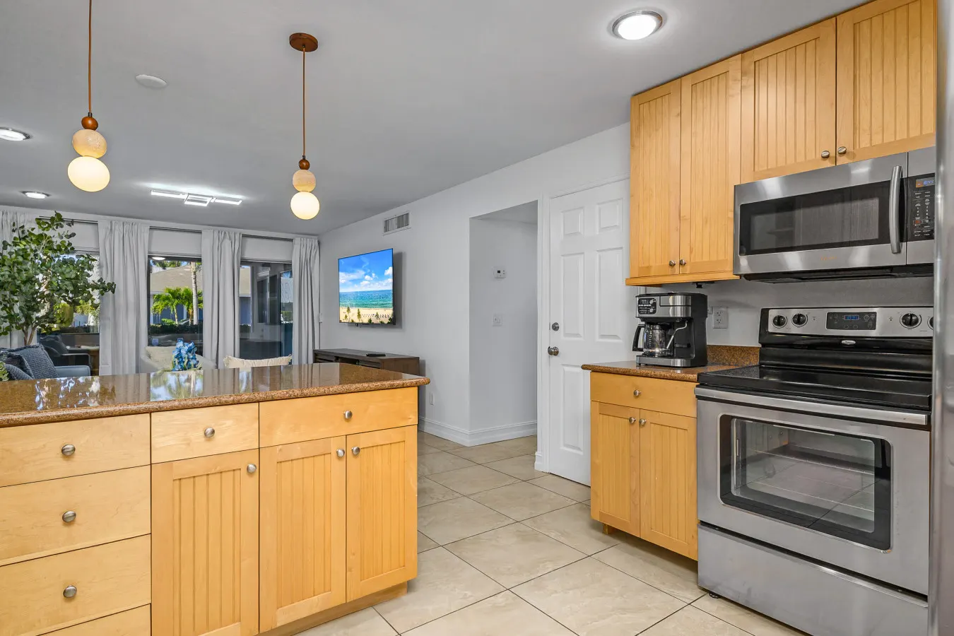 Downtown Naples Retreat - Walk to 5th Ave & Beach 12