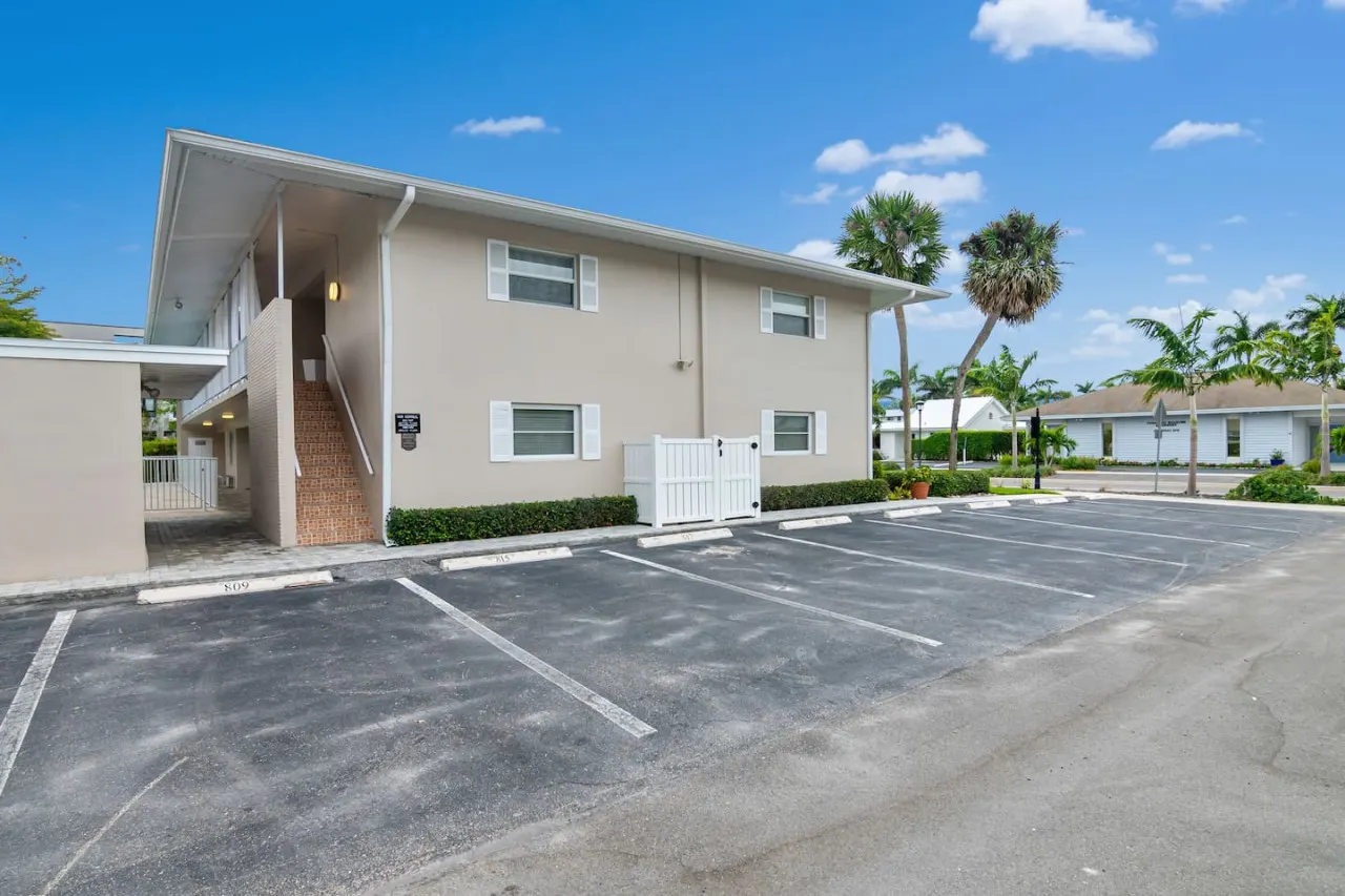 Downtown Naples Retreat - Walk to 5th Ave & Beach 15