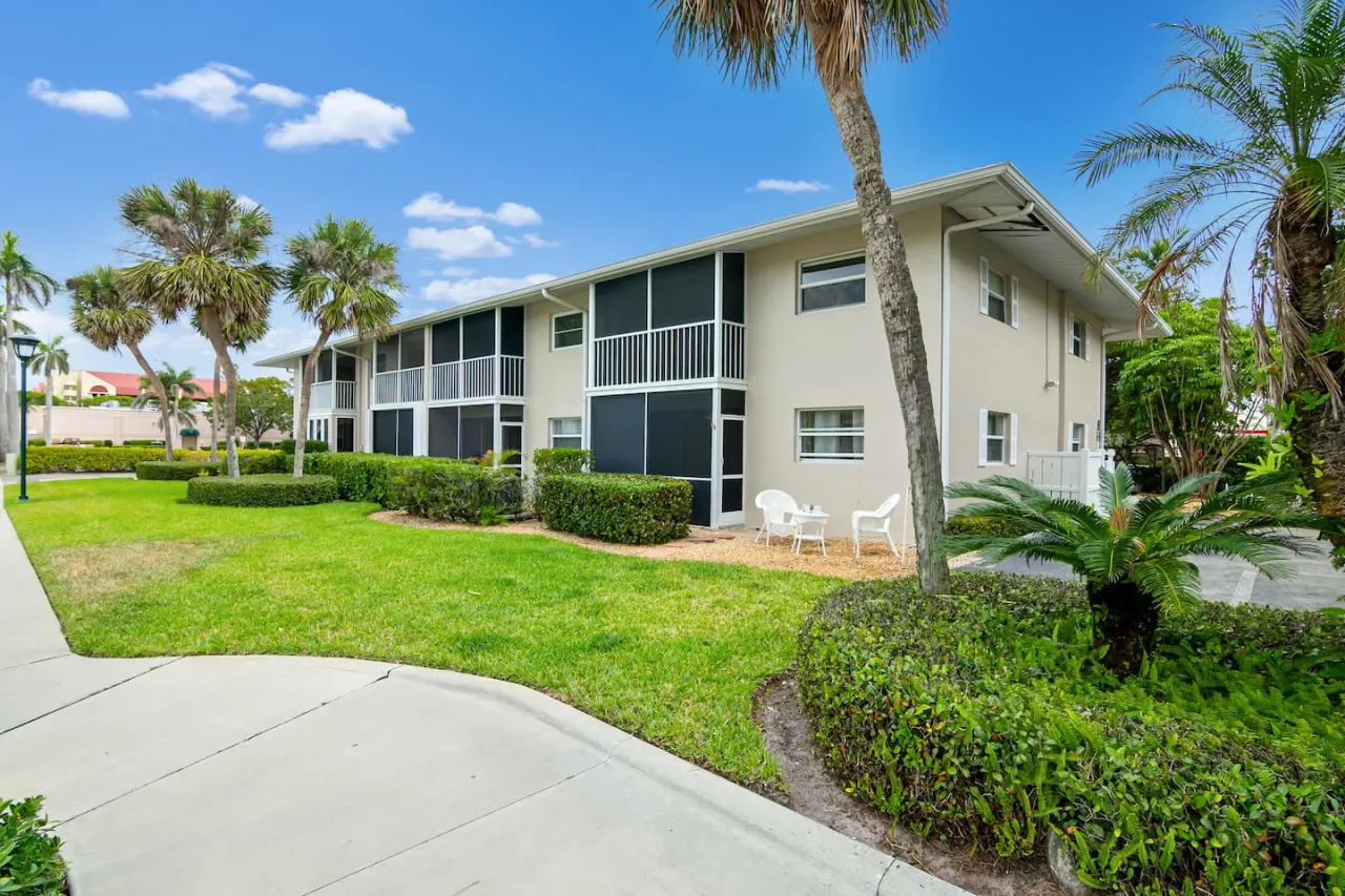 Downtown Naples Retreat - Walk to 5th Ave & Beach 18