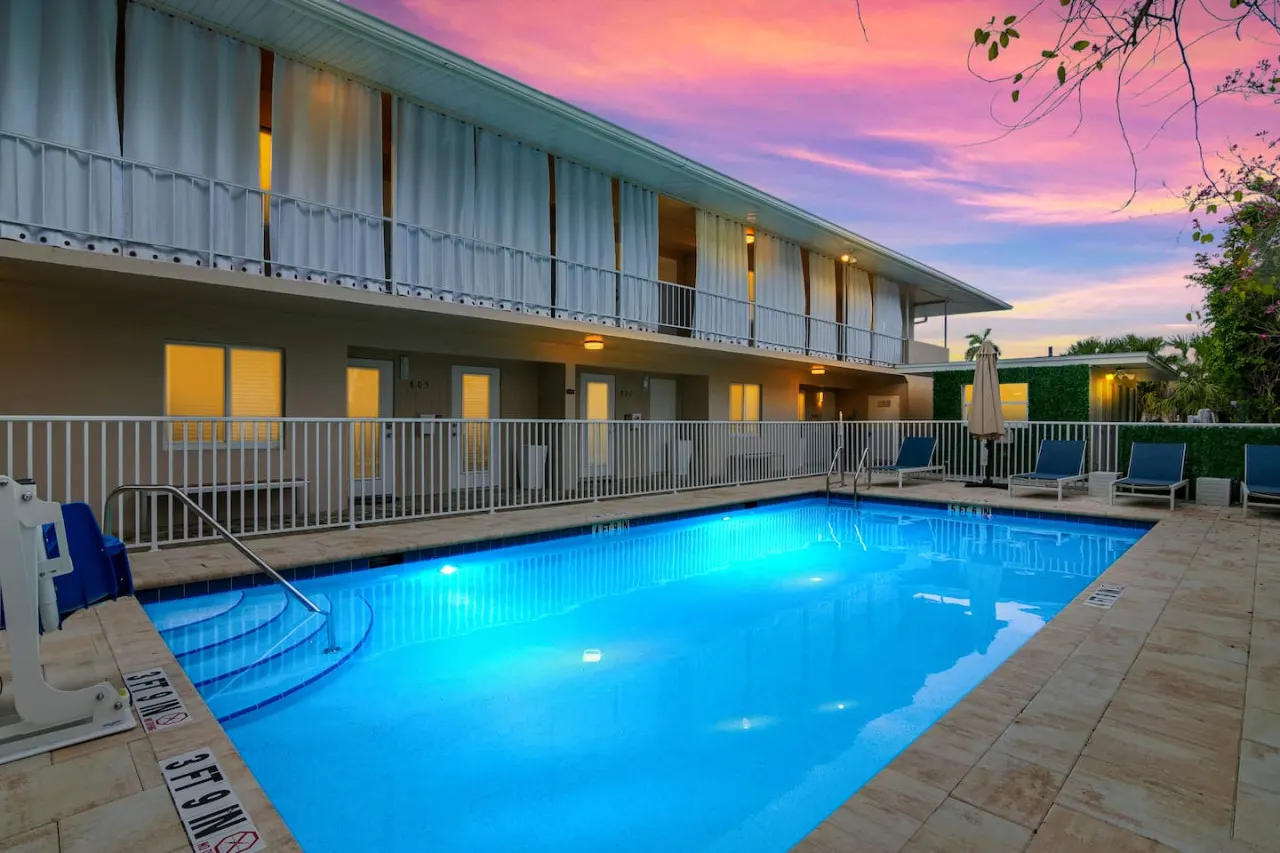 Downtown Naples Retreat - Walk to 5th Ave & Beach 3