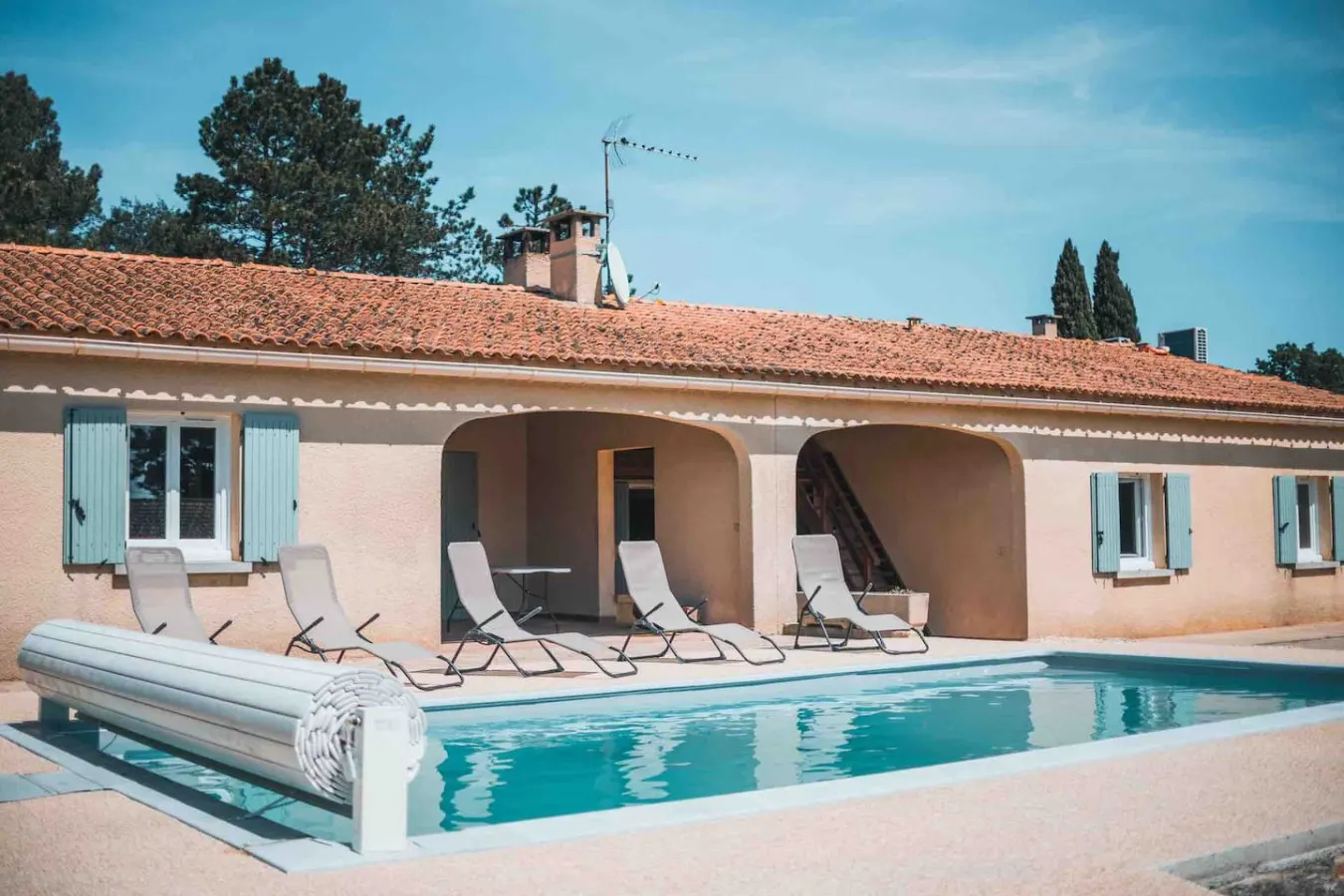 Villa avec piscine, terrain de pétanque et baby-foot