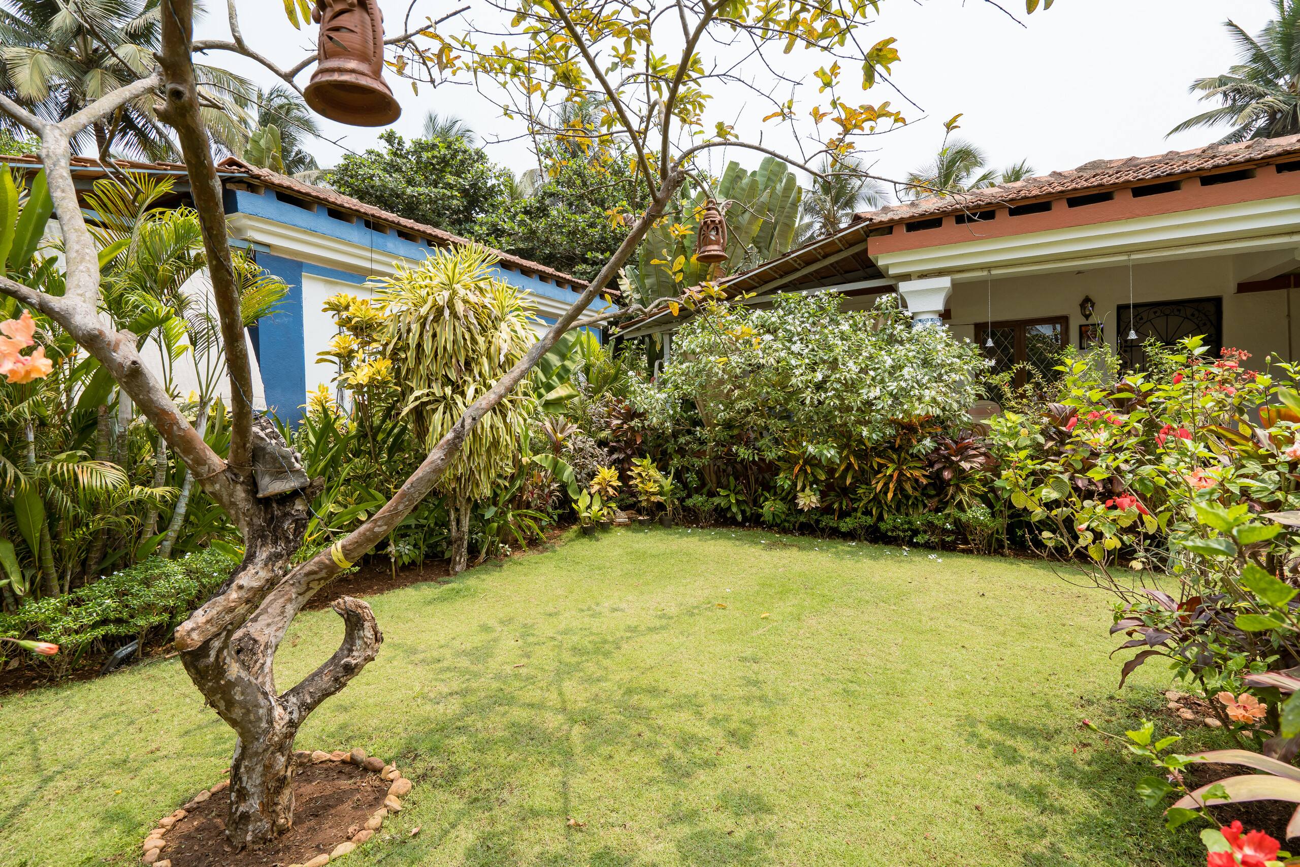 Pool facing villa Paradise-in-luisa-by-the-sea 23