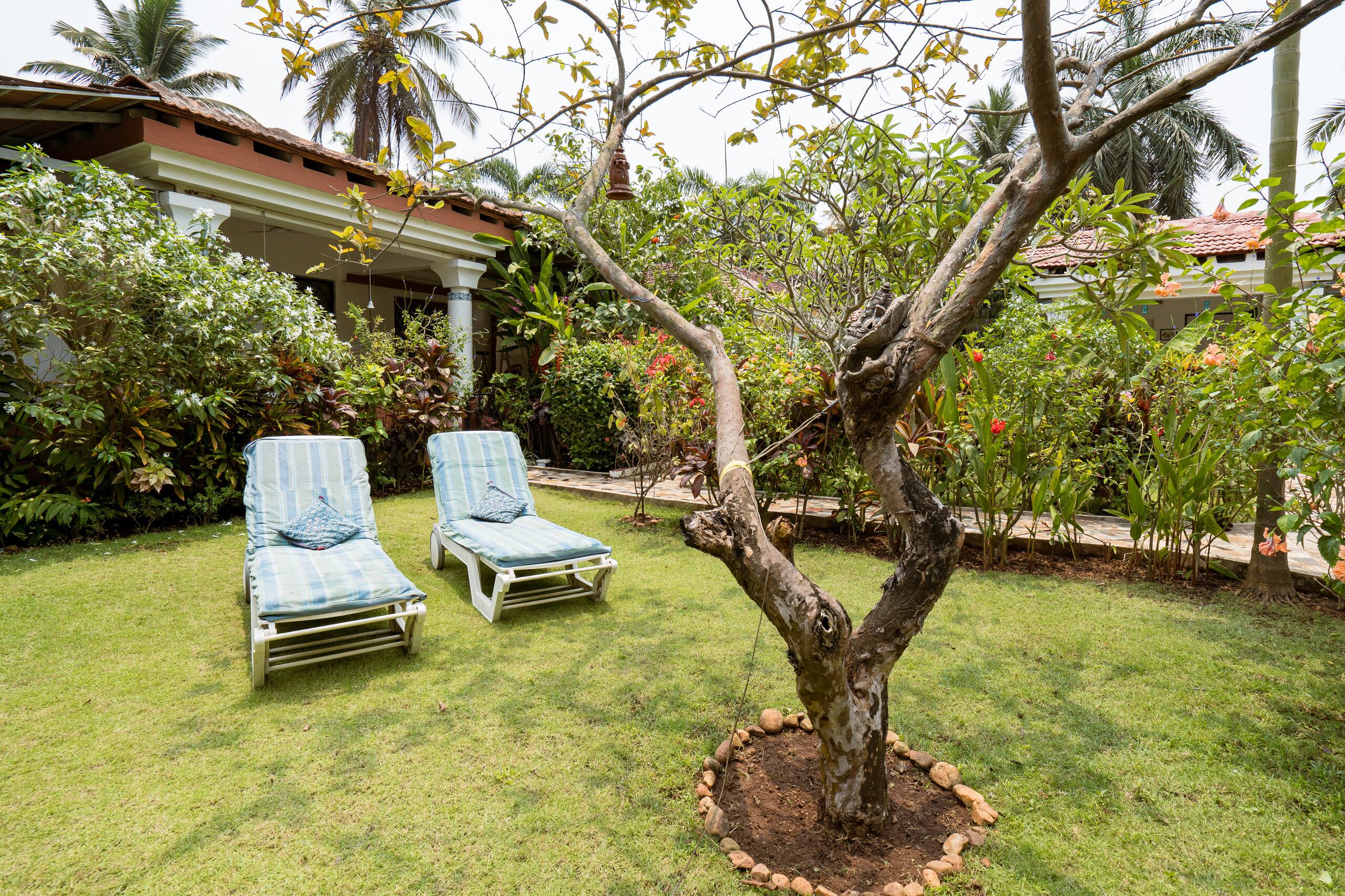 Pool facing villa Paradise-in-luisa-by-the-sea 24