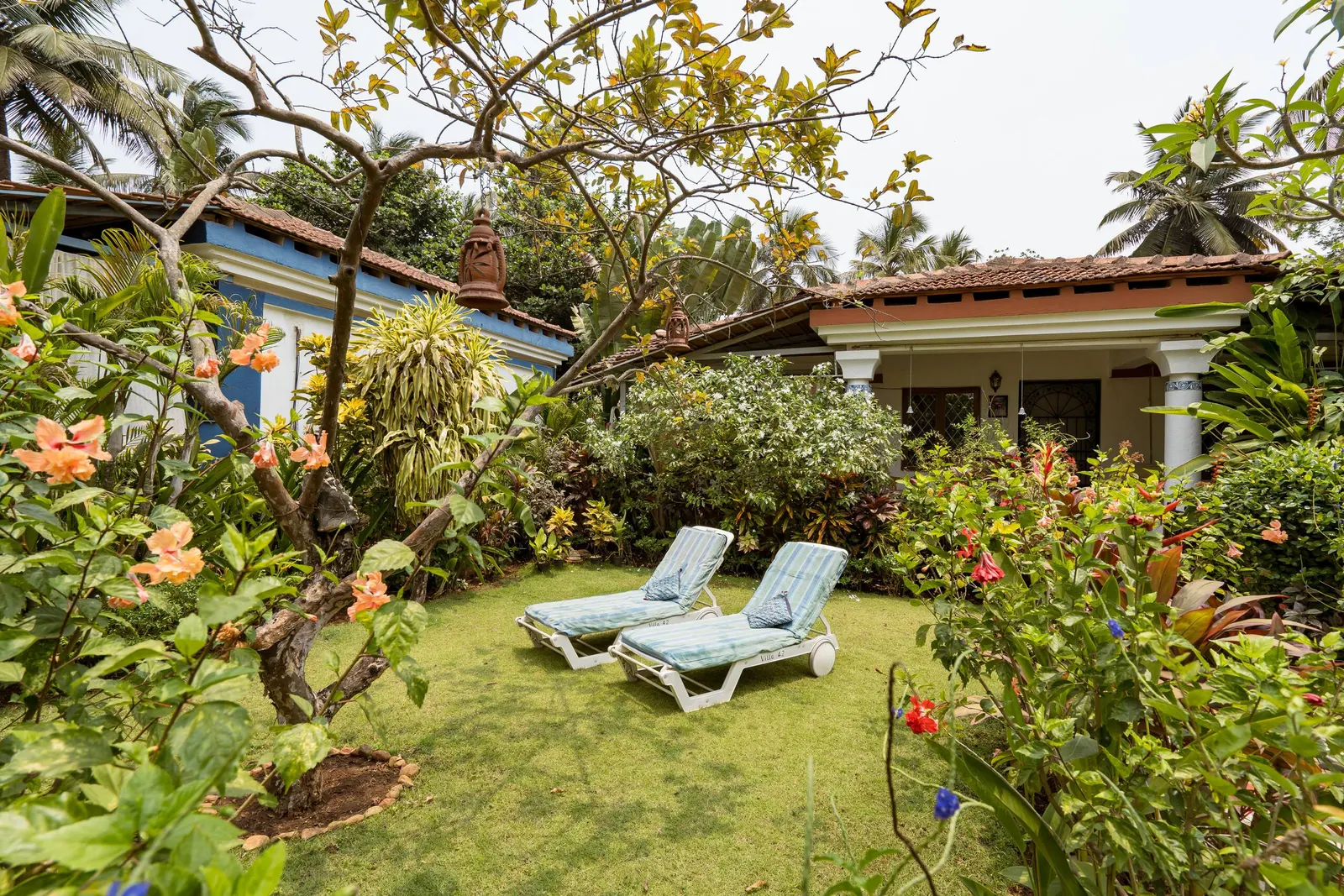 Pool facing villa Paradise-in-luisa-by-the-sea 2