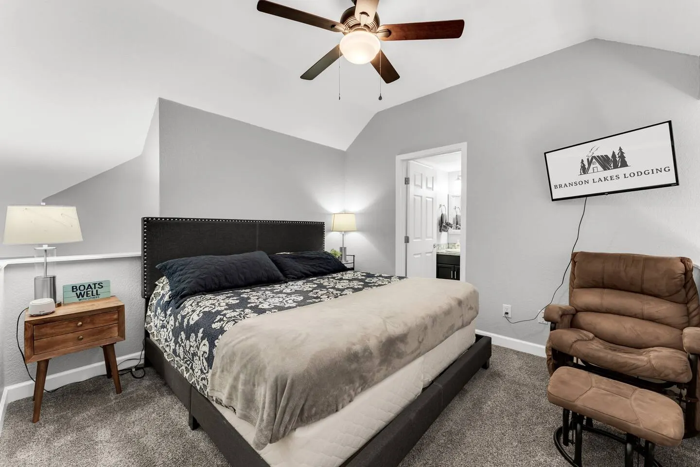 2 King Beds, Fishing and Lake a Walk Away! 9