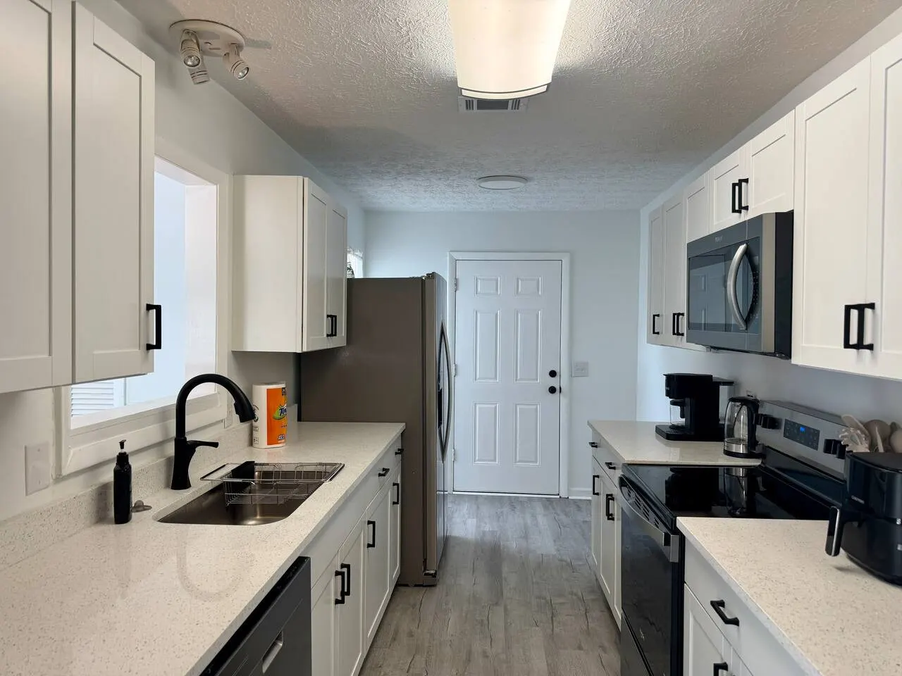 Beach Ya To It! Hot tub / Pet friendly / Walk to the beach! 10