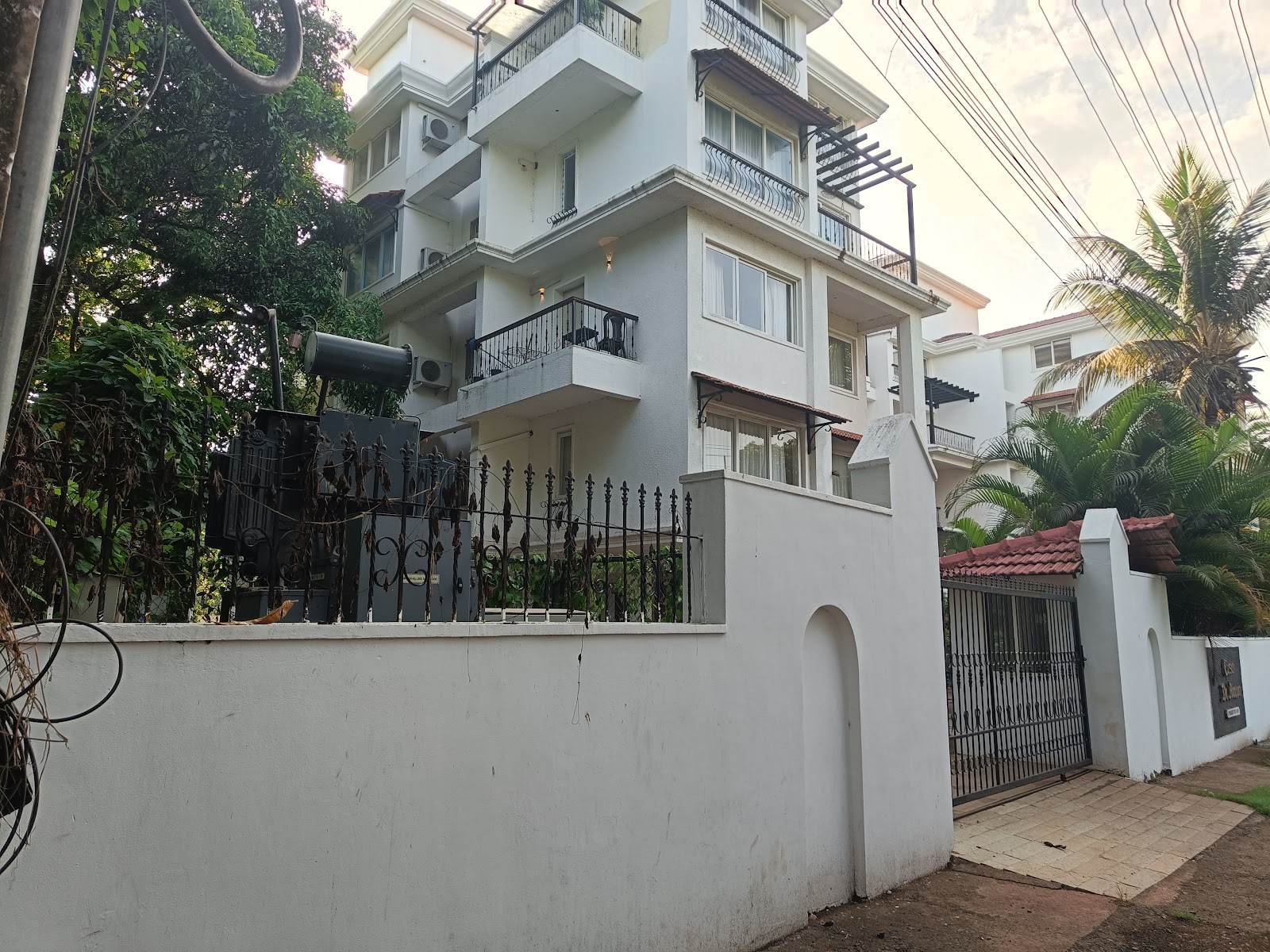 Casa De Solares -2bhk - 10 minutes to Candolim beach 10