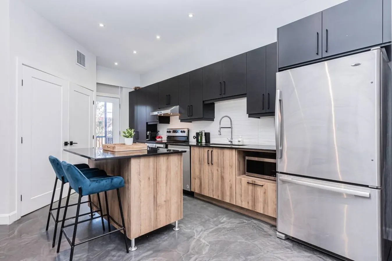 Plateau - Massive 3 bedroom apartment in the heart of Le Plateau 12