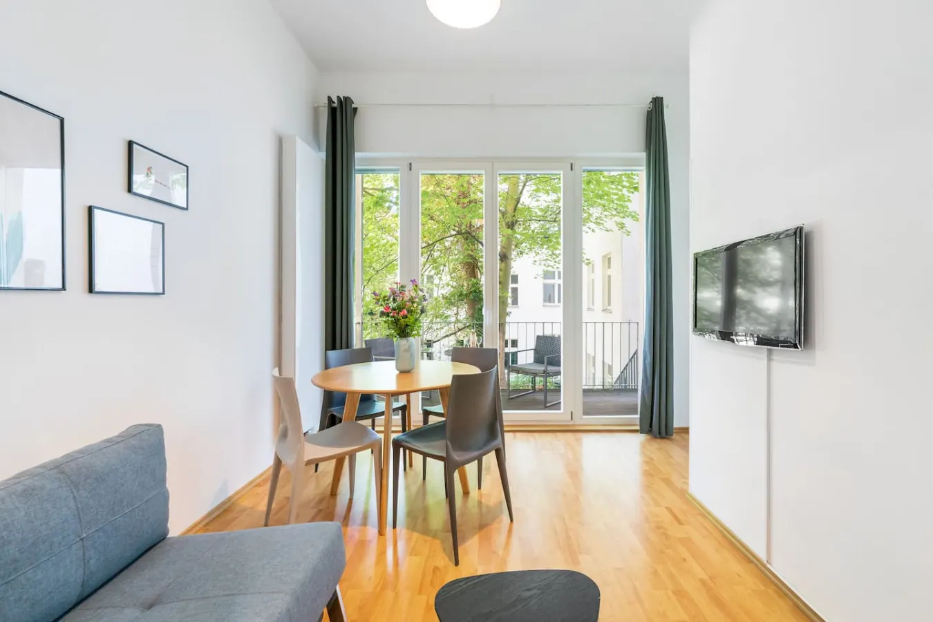 Bright & Modern 1-Bedroom Apartment with Balcony