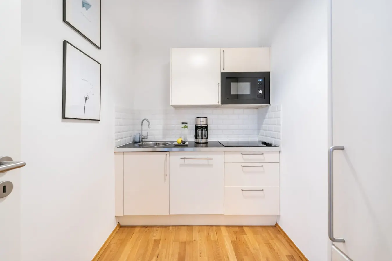 Bright & Modern 1-Bedroom Apartment with Balcony 7