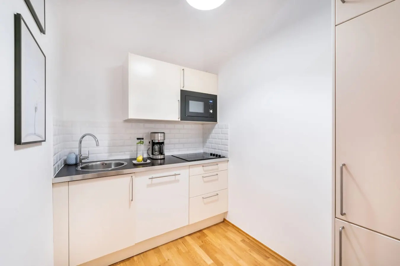 Bright & Modern 1-Bedroom Apartment with Balcony 8