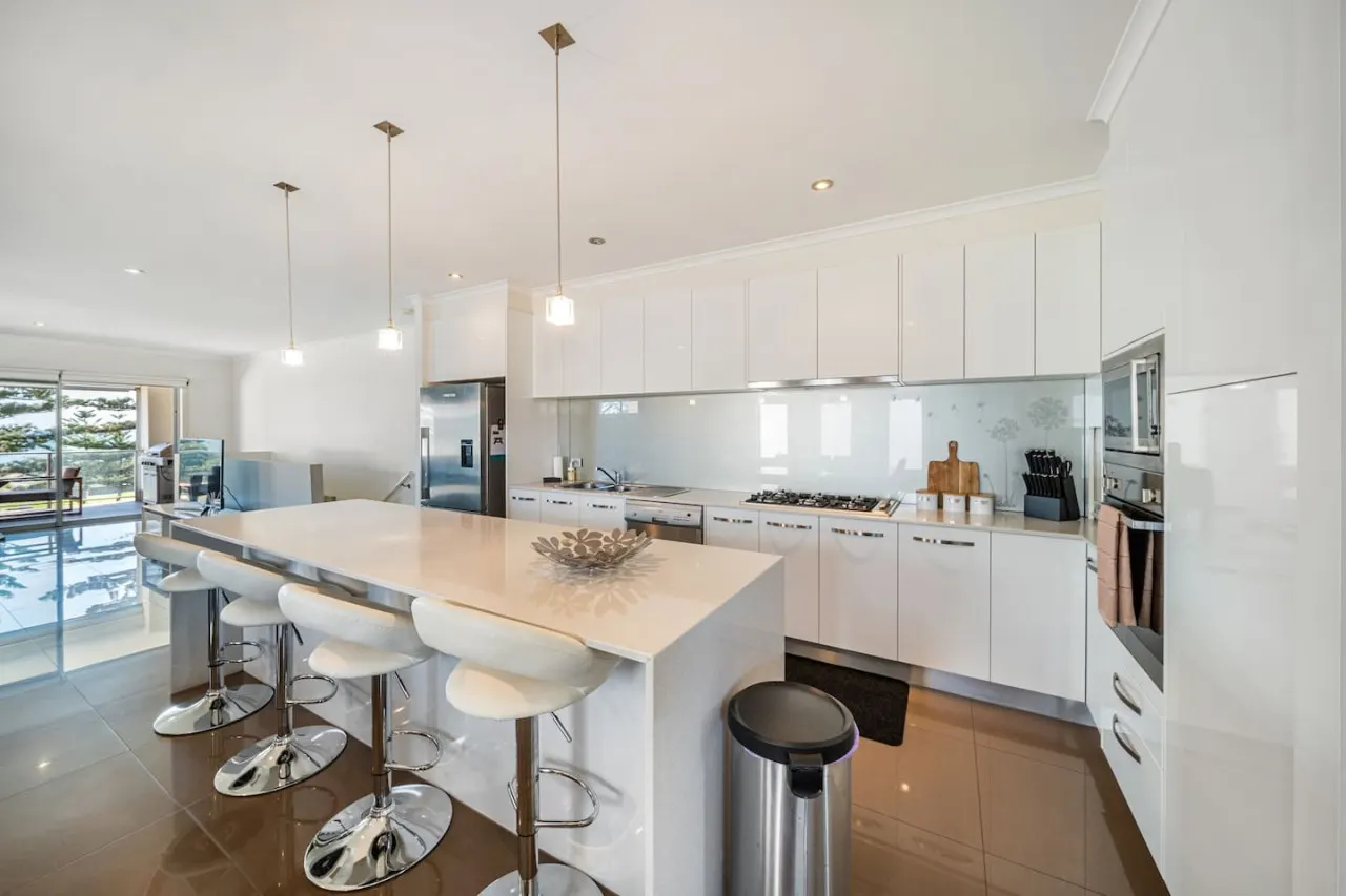 Beach Haven @ Semaphore - Sweeping Ocean Views — photo 3