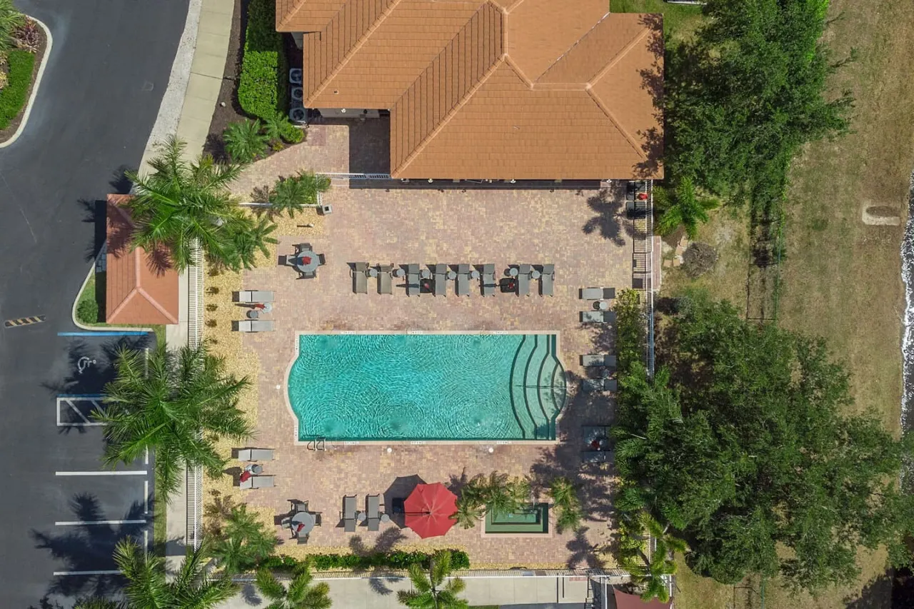 Bayshore Breeze*beautiful Naples condo w amenities 2