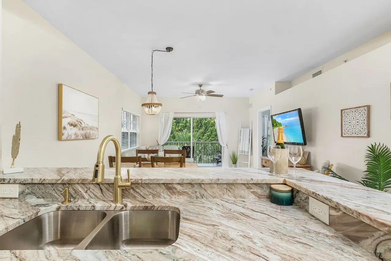 Bayshore Breeze*beautiful Naples condo w amenities 10