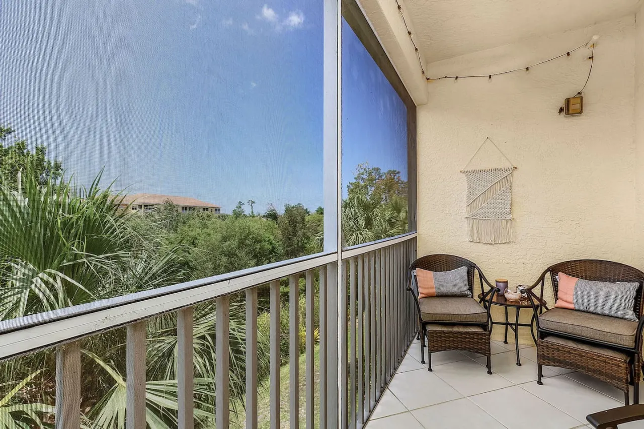 Bayshore Breeze*beautiful Naples condo w amenities 13