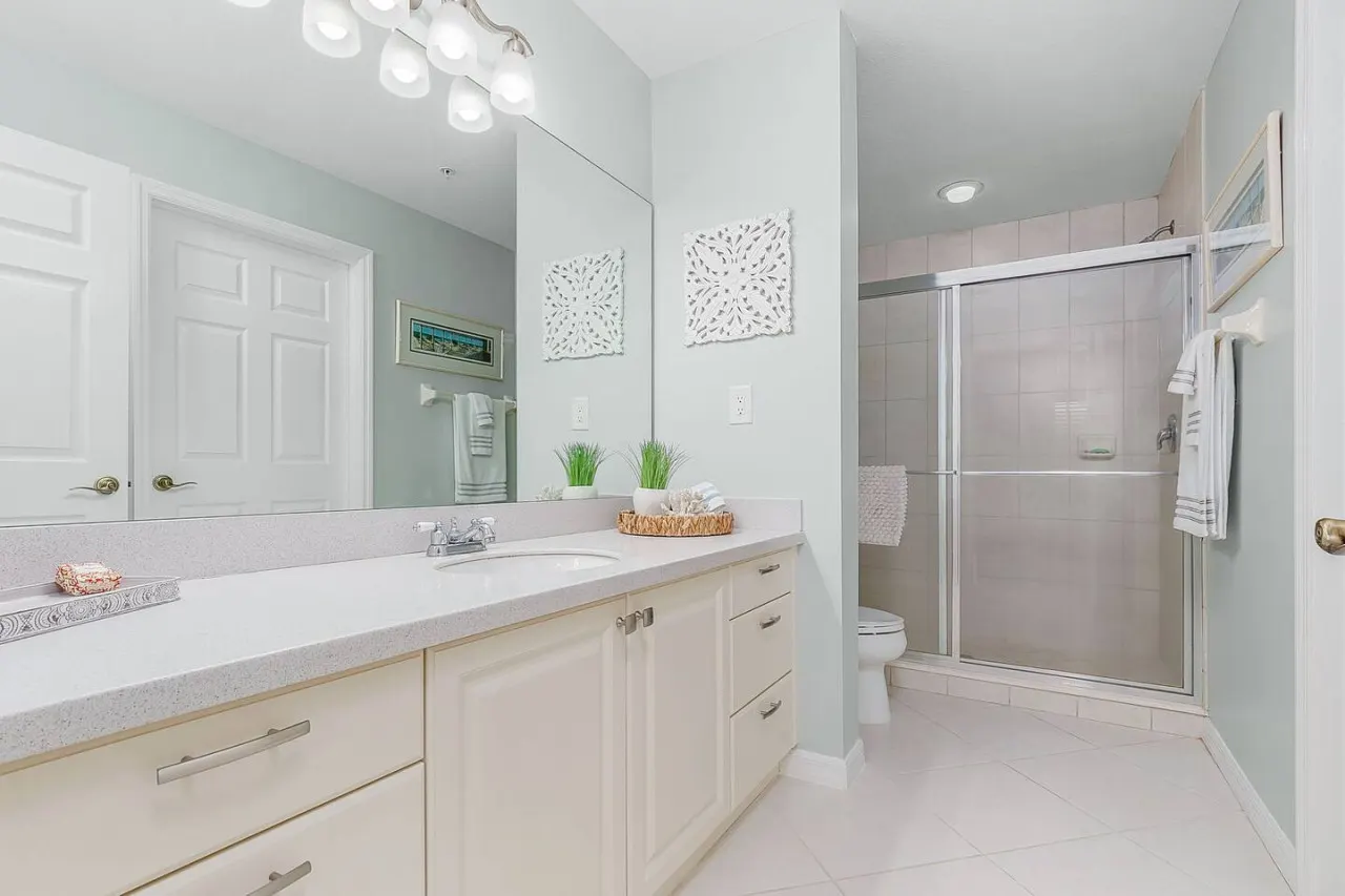Bayshore Breeze*beautiful Naples condo w amenities 17
