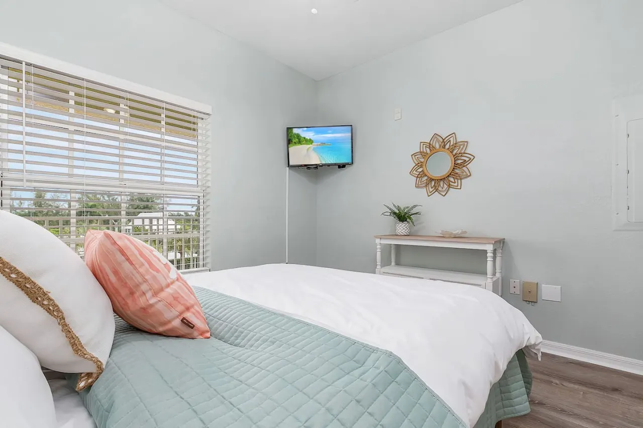 Bayshore Breeze*beautiful Naples condo w amenities 20