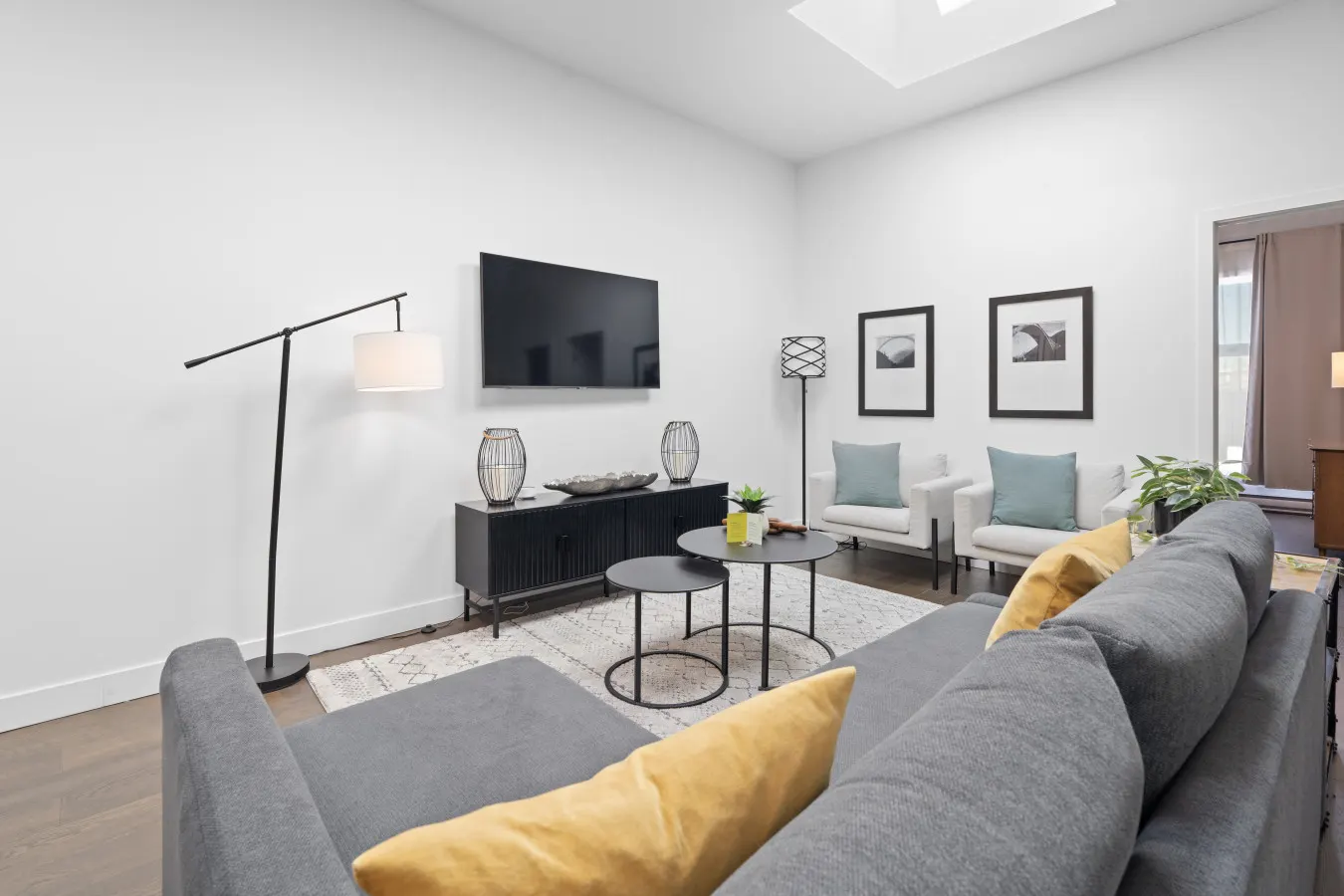 Little Italy - Modern and Cozy 2bdr near St-Hubert Plaza - Unit 201 2