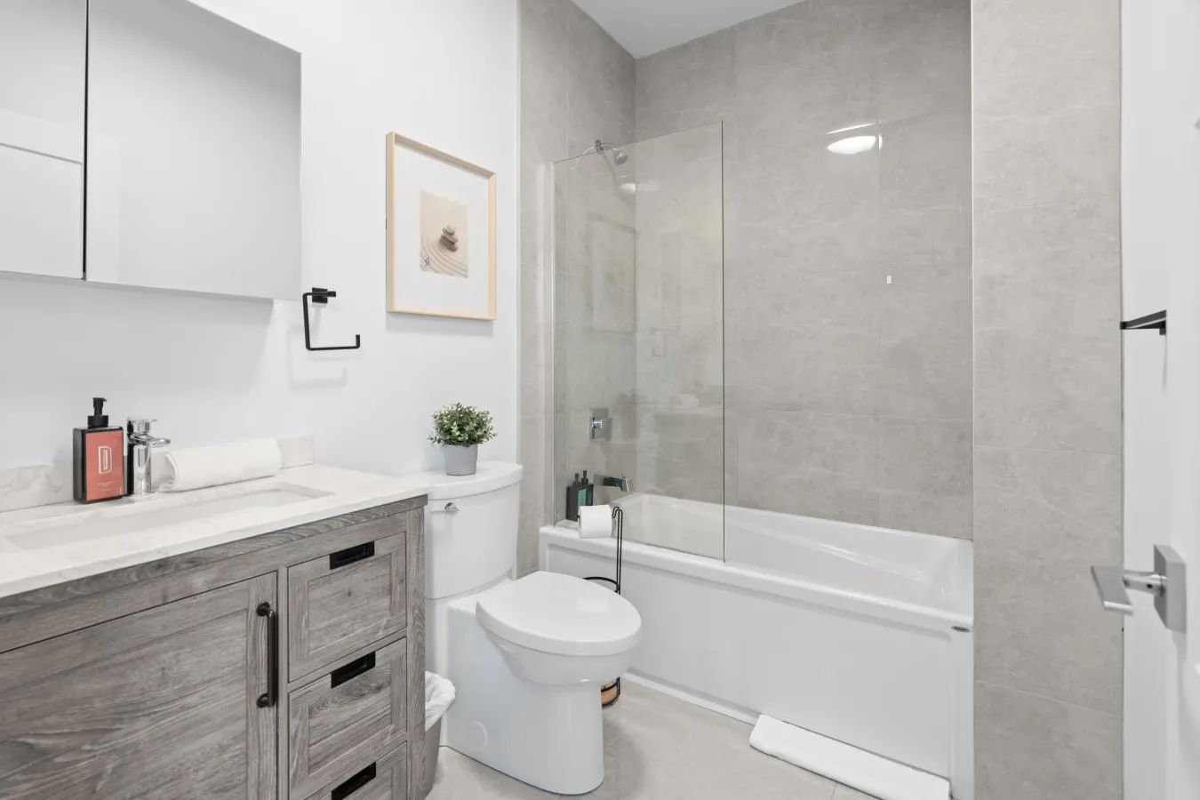 Little Italy - Modern and Cozy 2bdr near St-Hubert Plaza - Unit 201 17