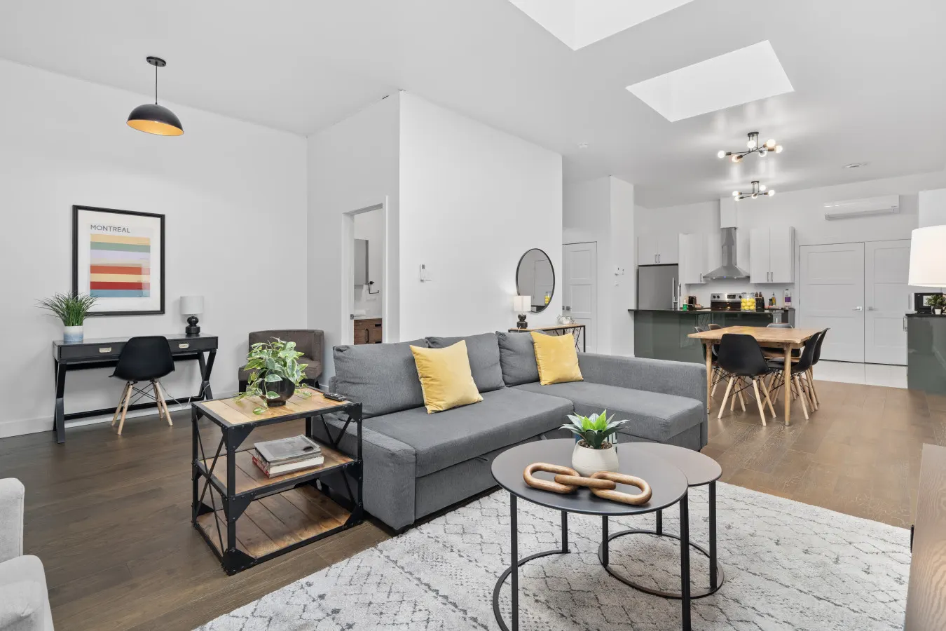 Little Italy - Modern and Cozy 2bdr near St-Hubert Plaza - Unit 201 4