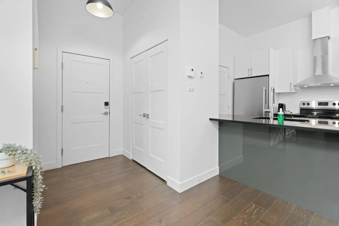 Little Italy - Modern and Cozy 2bdr near St-Hubert Plaza - Unit 201 5