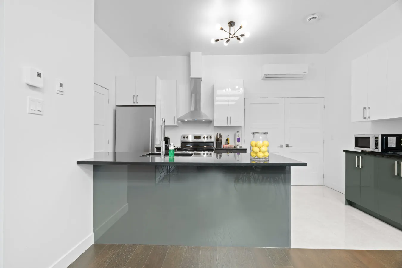 Little Italy - Modern and Cozy 2bdr near St-Hubert Plaza - Unit 201 6