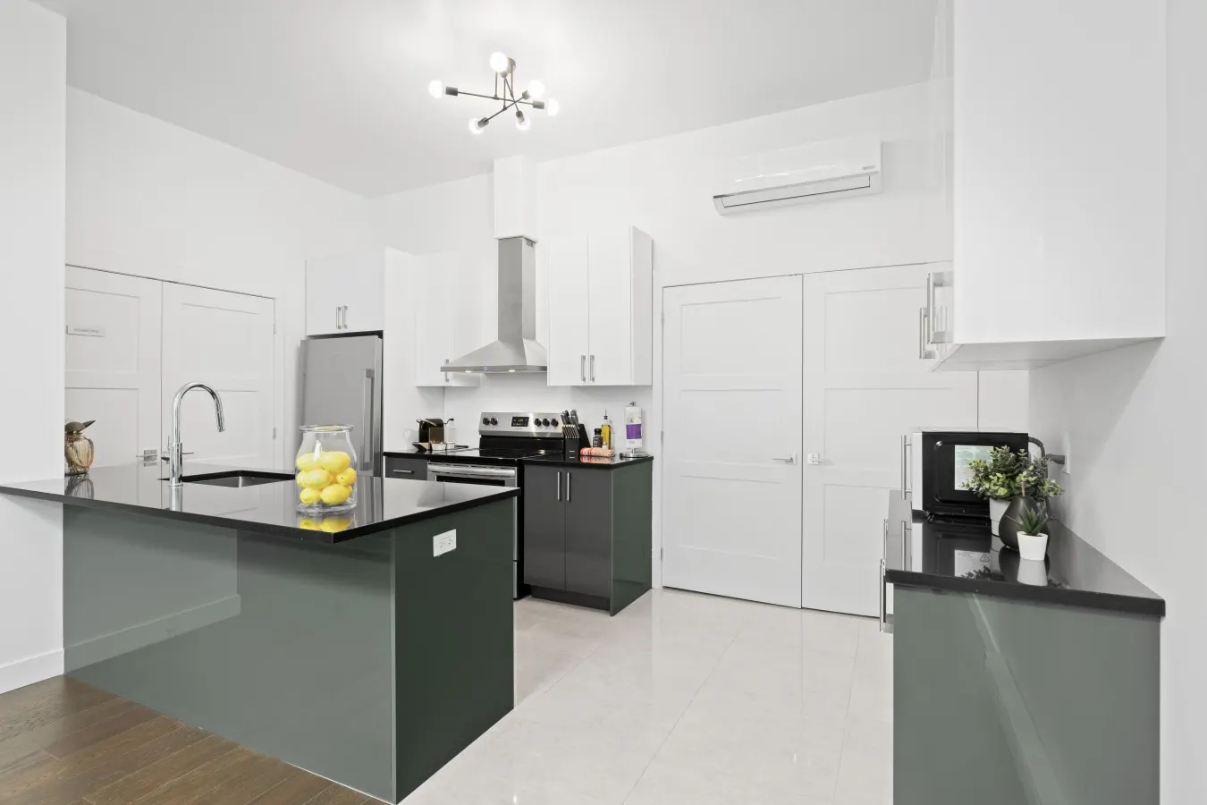 Little Italy - Modern and Cozy 2bdr near St-Hubert Plaza - Unit 201 7