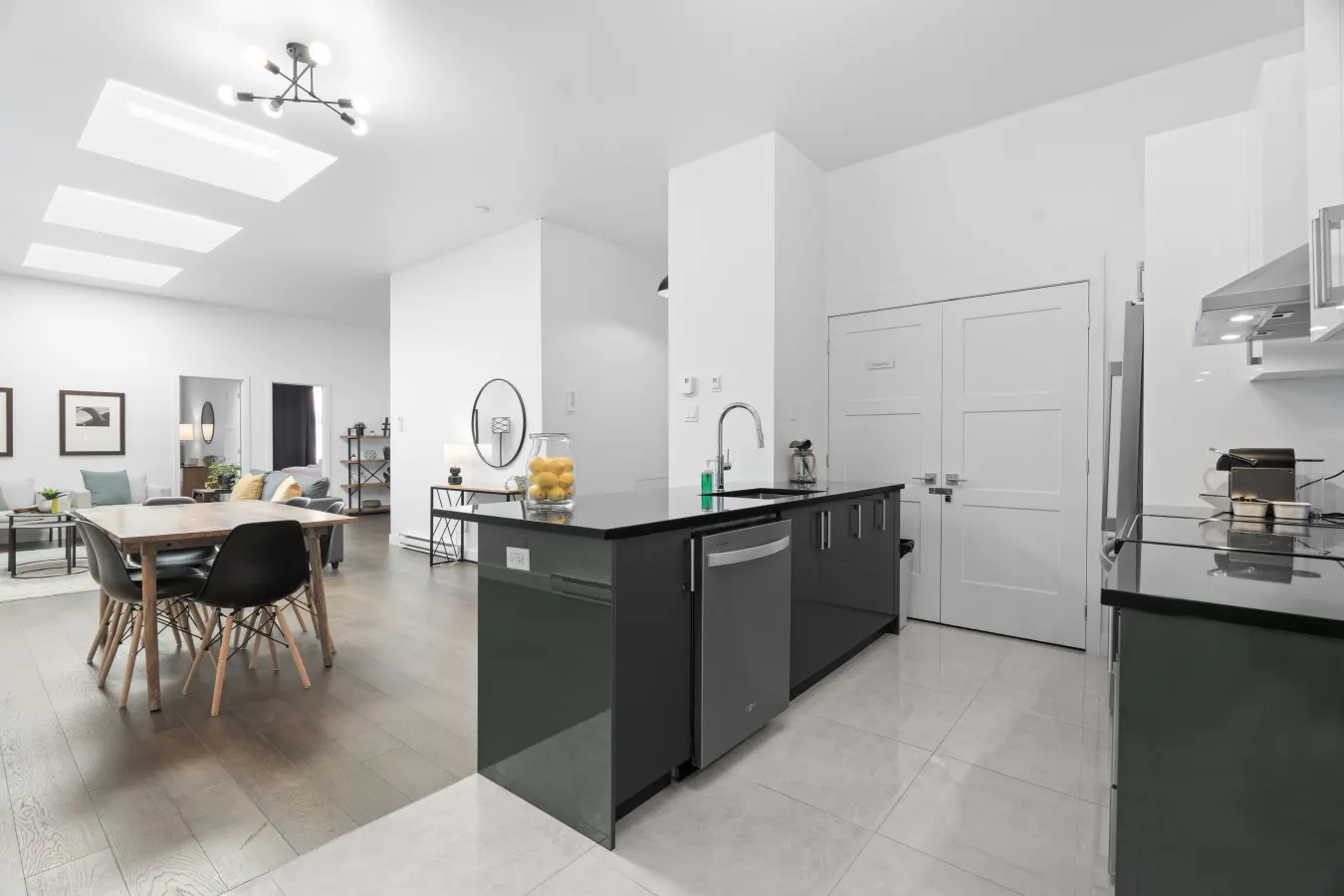 Little Italy - Modern and Cozy 2bdr near St-Hubert Plaza - Unit 201 8