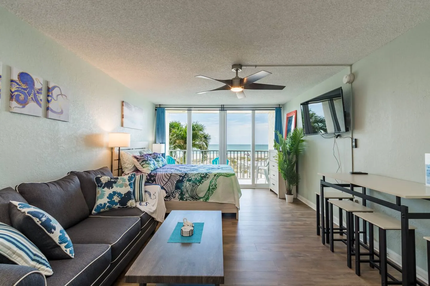 Treasure Island Oceanfront Condo King & Balcony 3