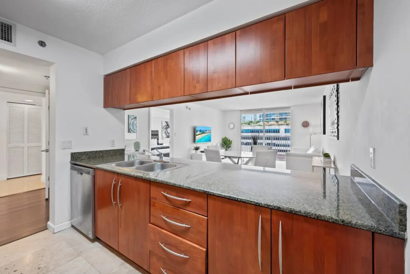 Superb unit, centrally located with parking 14