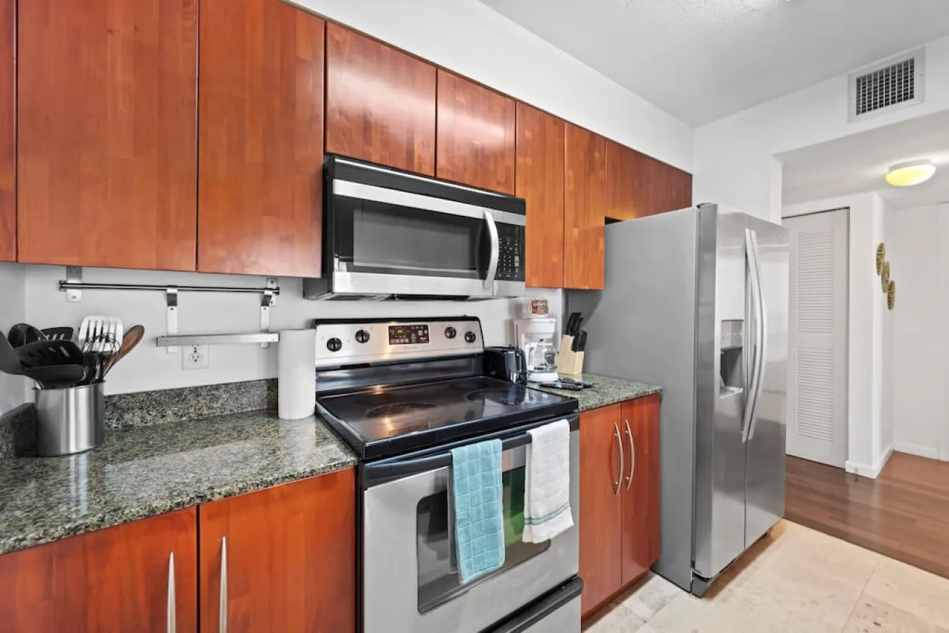 Superb unit, centrally located with parking 20