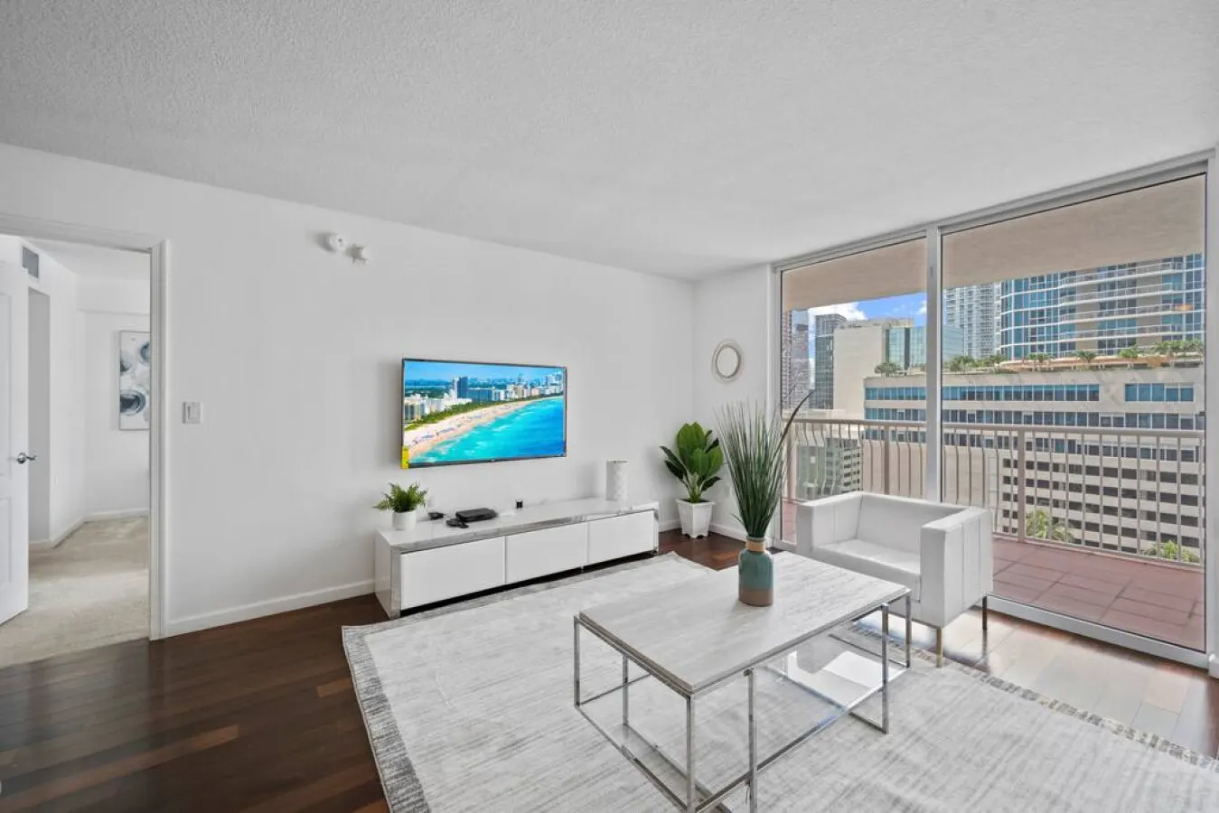 Superb unit, centrally located with parking 4