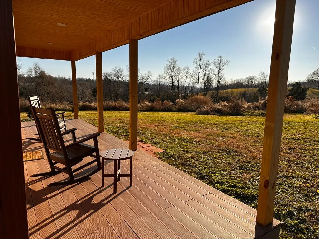 Sunset Bliss, cozy 1 bedroom, 1 loft cabin in the heart of Jonesborough, TN