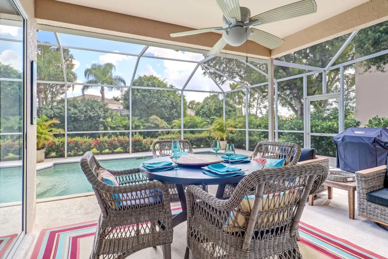 Sunshine days! Stunning pool home. Gated community