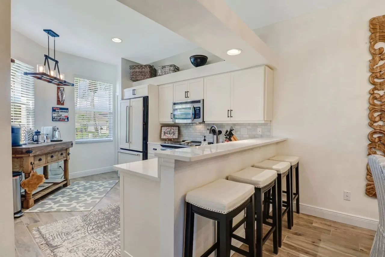 Sunshine days! Stunning pool home. Gated community 10