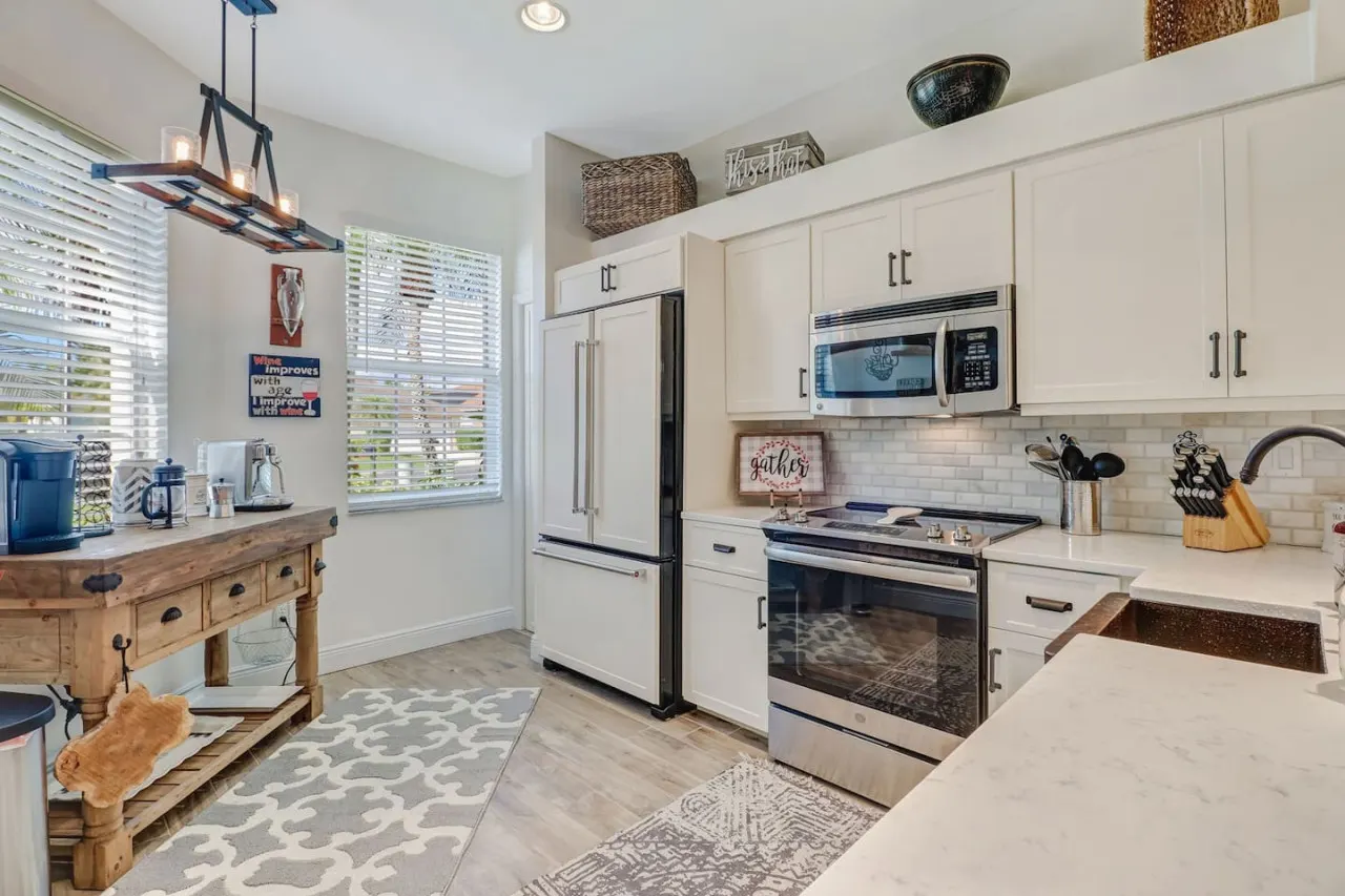Sunshine days! Stunning pool home. Gated community 11
