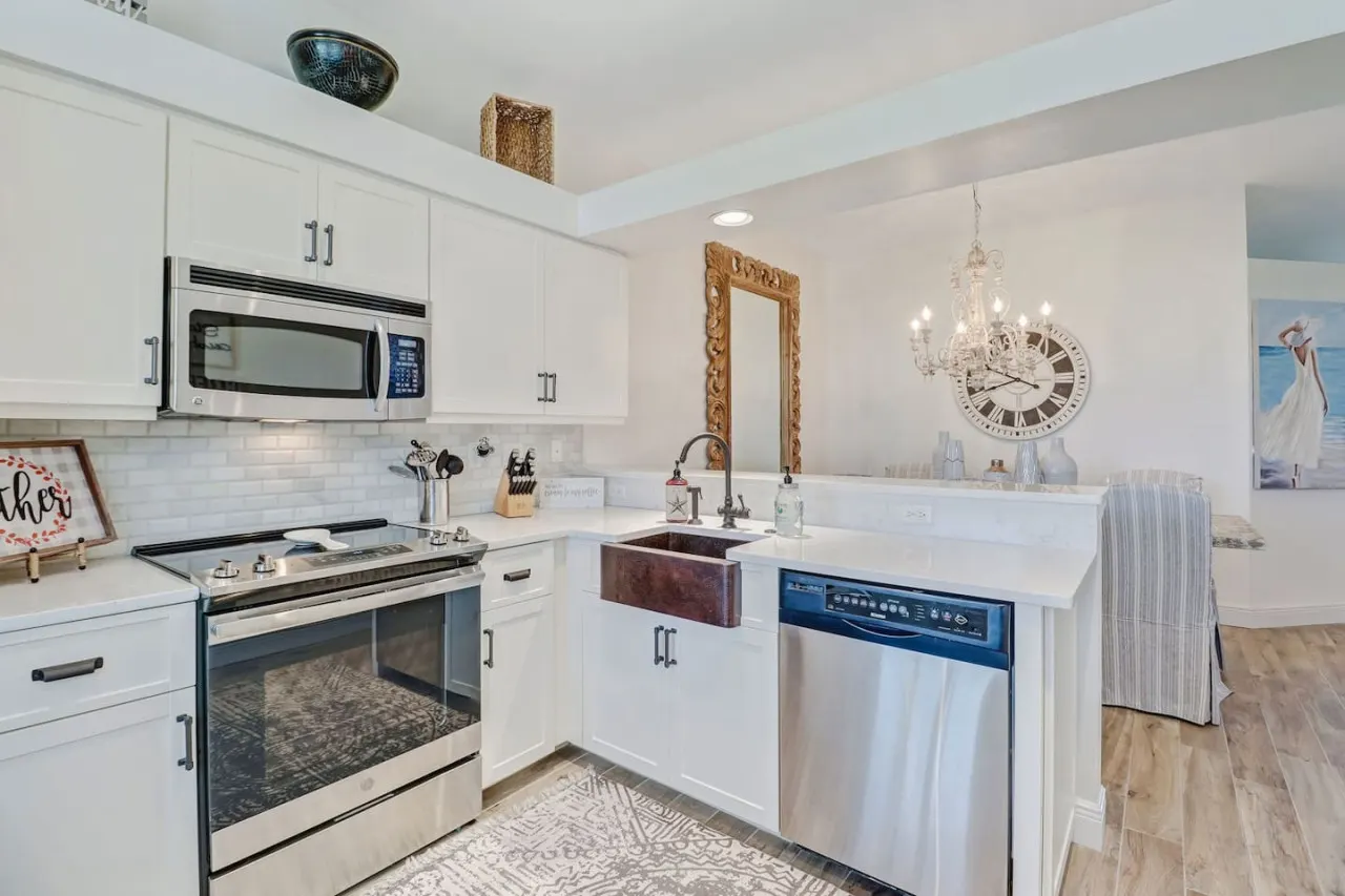 Sunshine days! Stunning pool home. Gated community 12