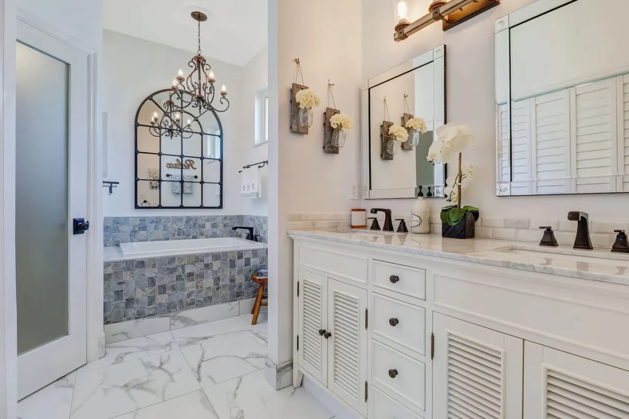 Sunshine days! Stunning pool home. Gated community 14