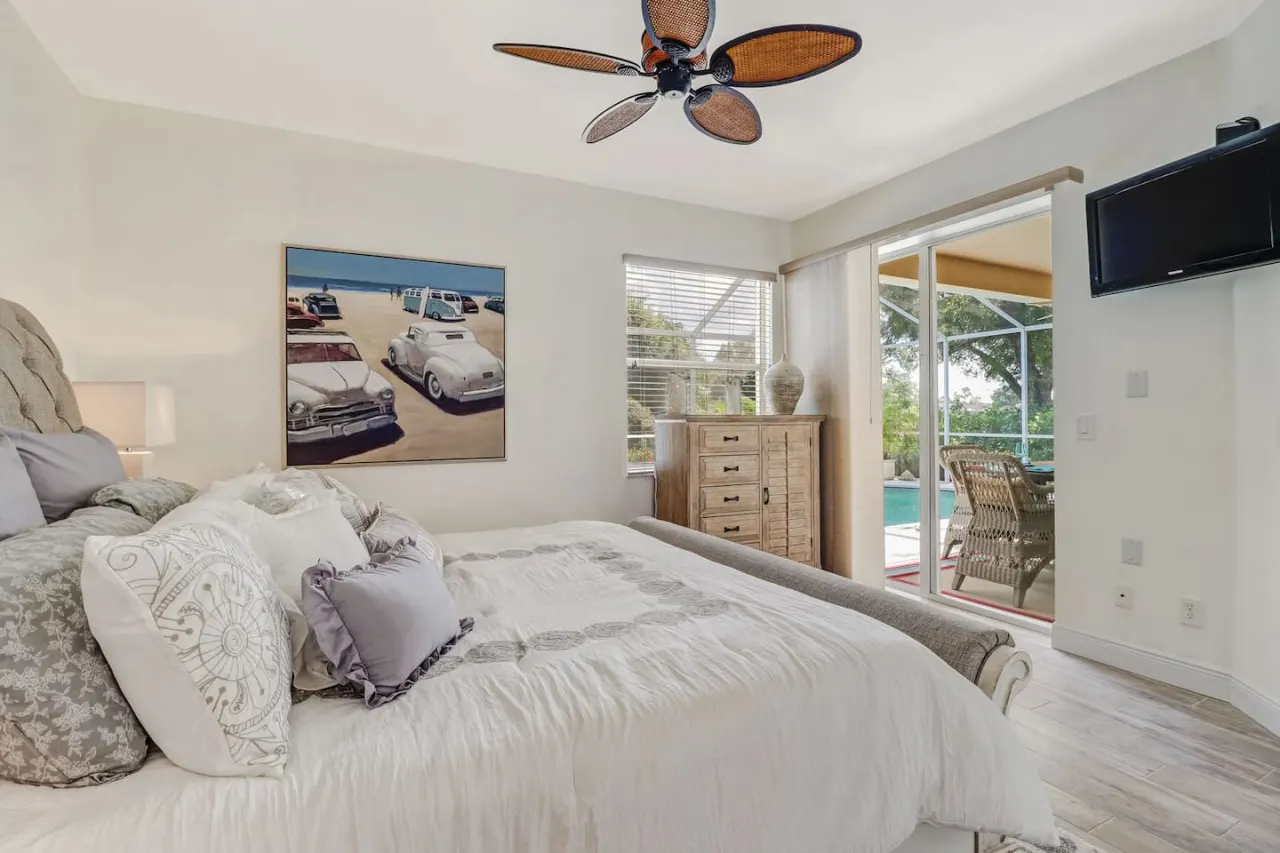 Sunshine days! Stunning pool home. Gated community 18
