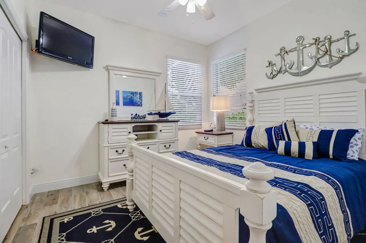 Sunshine days! Stunning pool home. Gated community 19